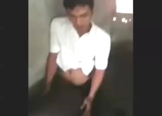 Vietnamese zoo XXX with a guy fucking a pig